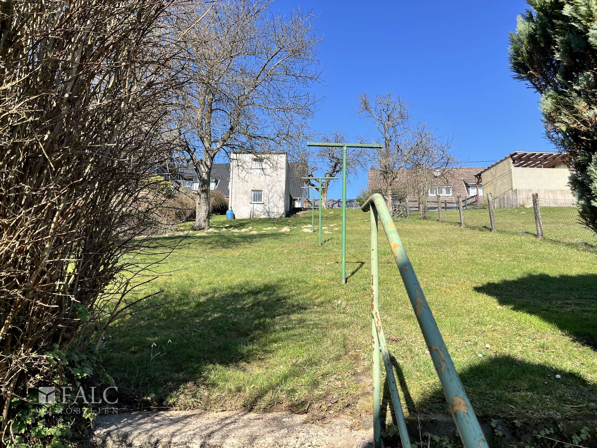 Blick zum Garten_halbe Höhe zum Nachbarn